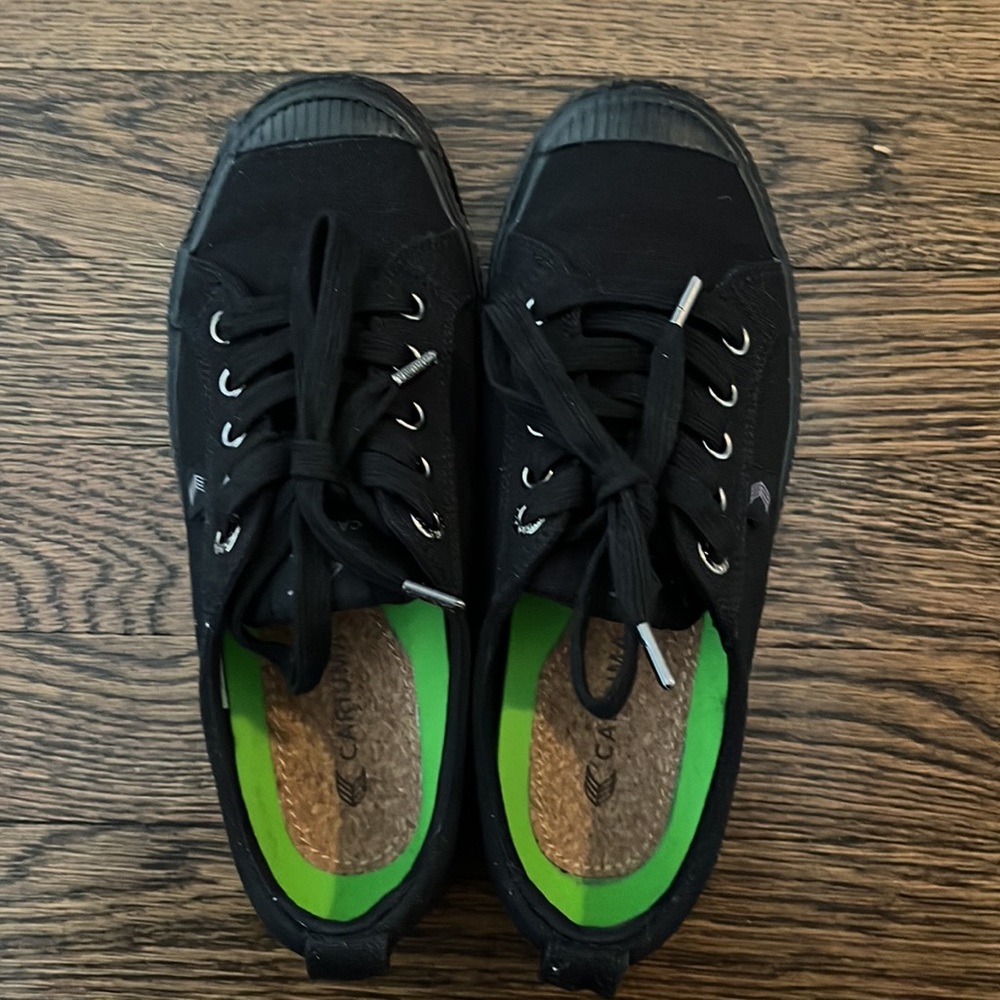 Cariuma all black sneakers in size 5.5